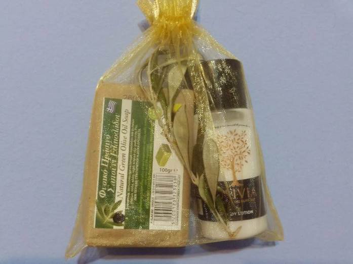 Однажды для подарка своим друзьям я сделал такие маленькие пакеты, содержащие мыло, небольшой лосьон для тела с оливками и оливковую ветвь