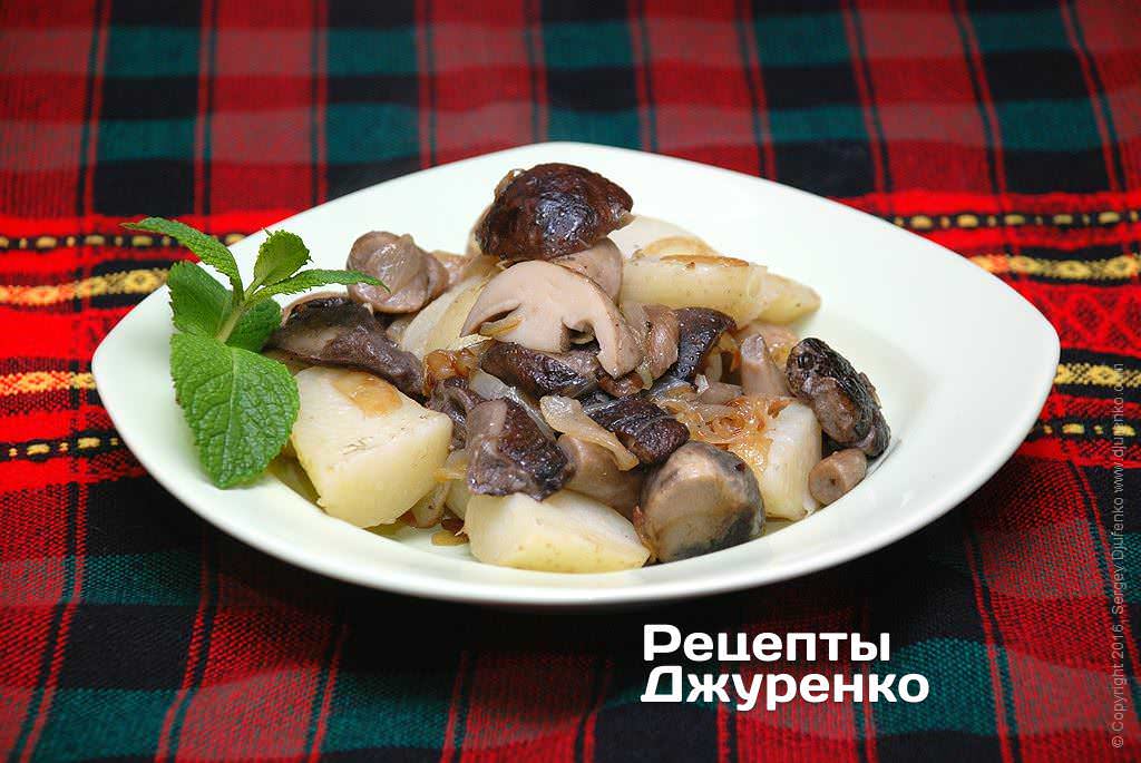 Картофель с жареными грибами - блюдо из свежих лесных грибов, только собранных