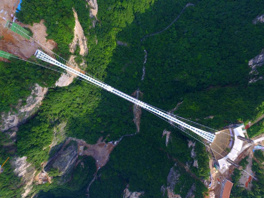 Стекло длиной 430 метров   мост   был построен через глубокий каньон в китайском национальном лесопарке Чжанцзяцзе (+ слайд-шоу)